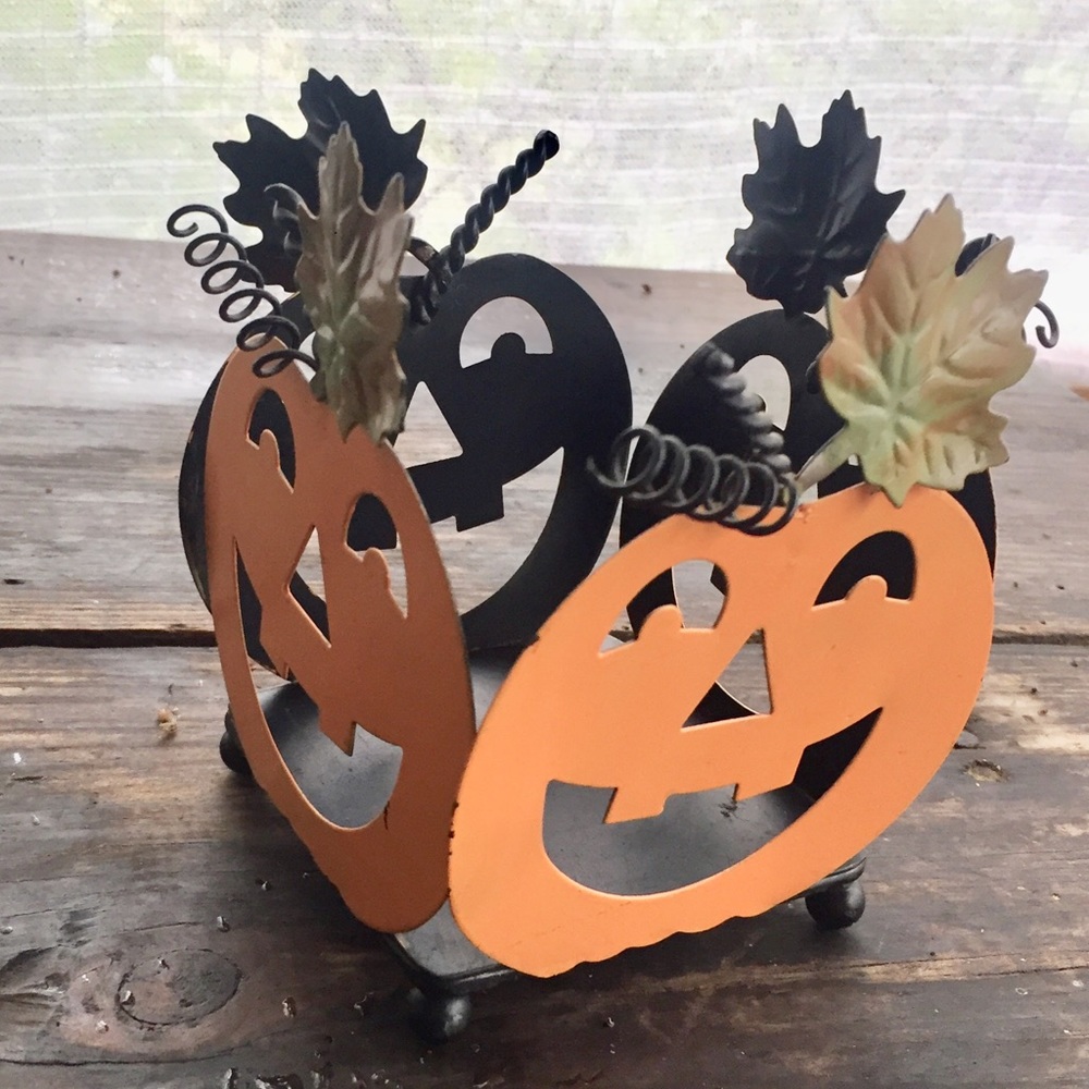 FALL DECOR Metal Smiling Pumpkin Fall Leaves